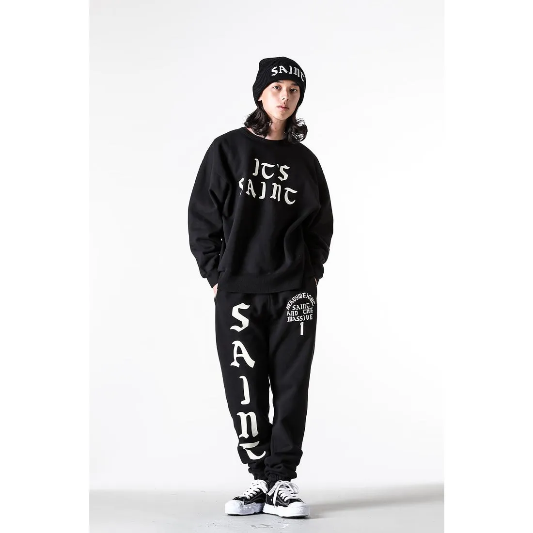SAINT Mxxxxxx CREW SWT/IT'S SAINT/BLK Flocked SAINT sweatshirt Black S-XL ⚠️Note: This is flocking printing, not glue or crack paste. Don’t buy what you see in the picture. Short and loose fit. Both front and rear necklines are curved. Electrostatic flocking printing technology. Correct accessories. Fruit main mark/little angel anti-counterfeiting label.